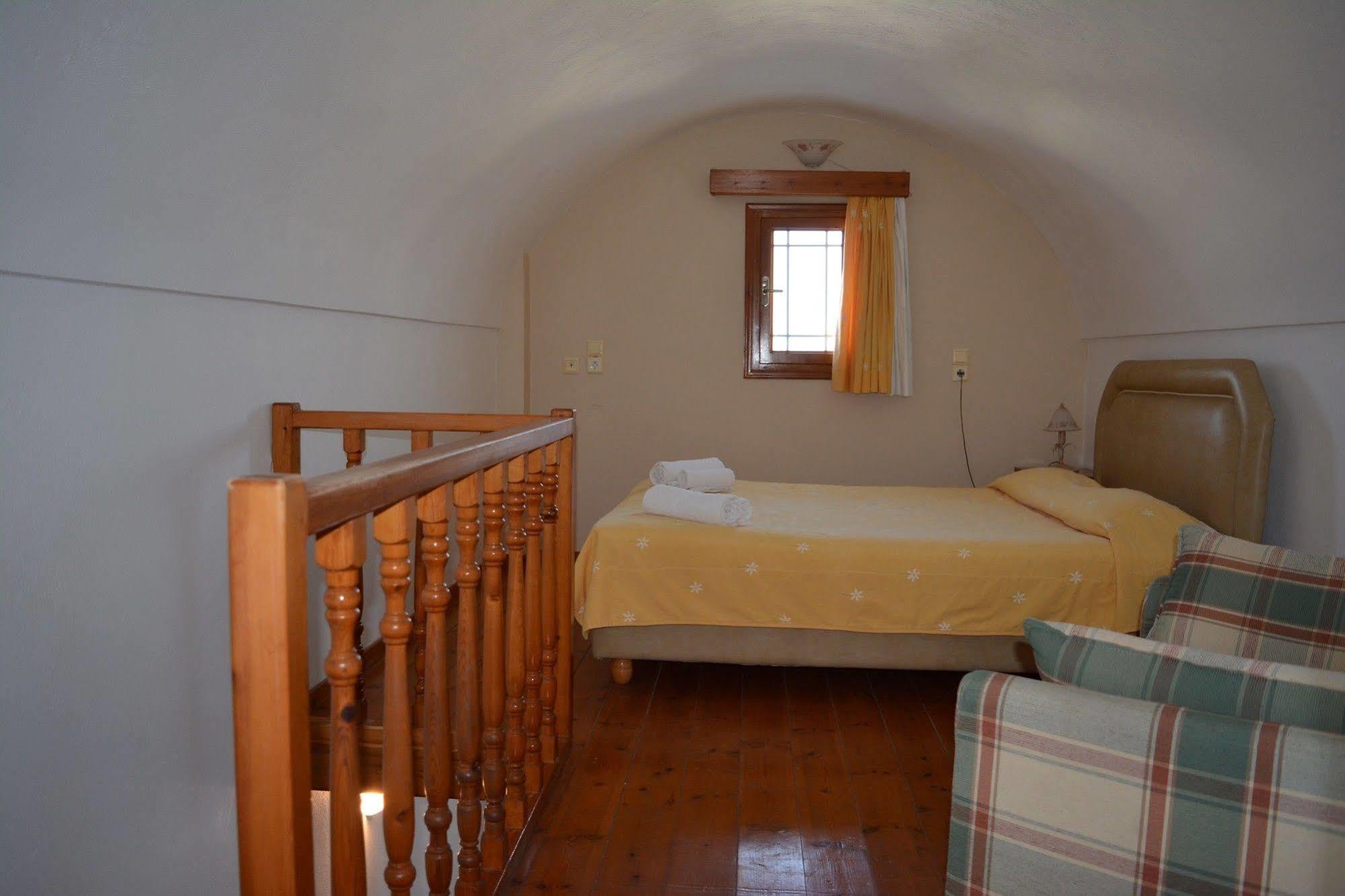 Anemomilos Suites Тира Экстерьер фото